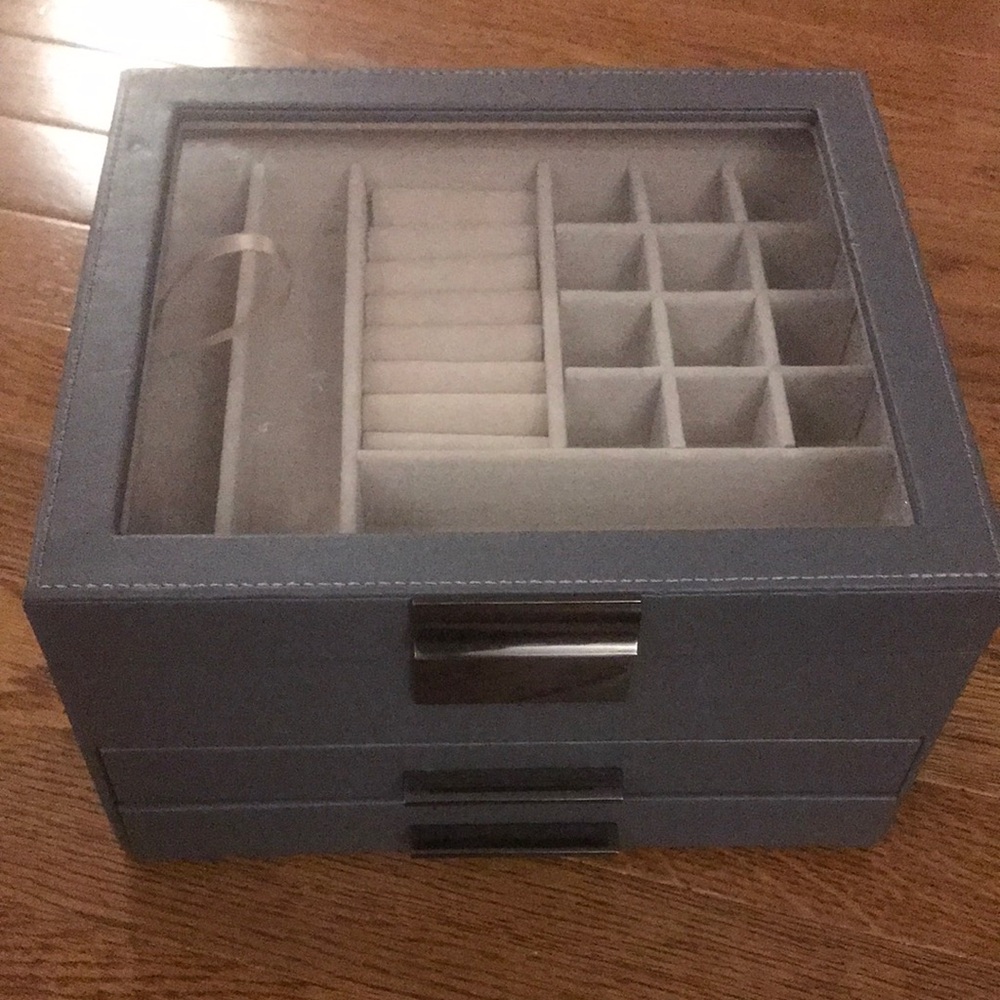 Elegant Gray Jewelry Organizer